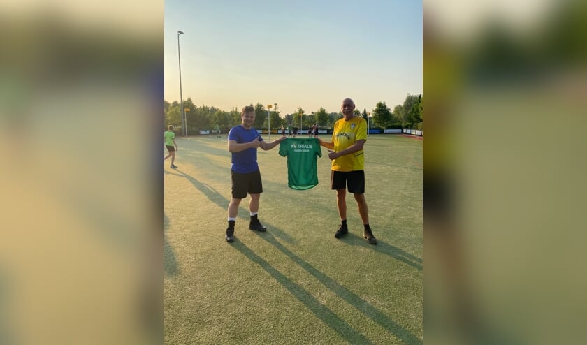 • Voorzitter Roelant Kant (l) verwelkomt Peter Kooij als nieuwe trainer van Triade.
