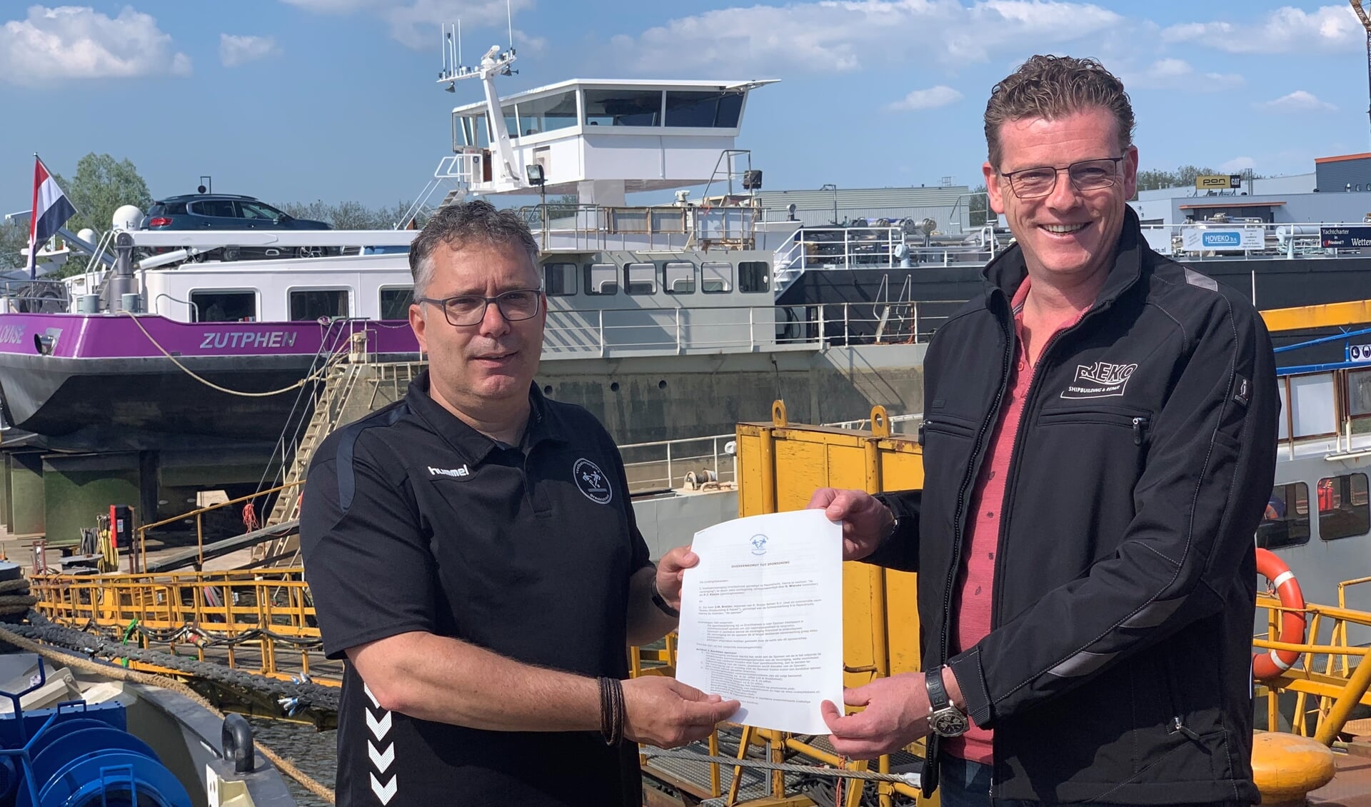 • Directeur Mark Breijer en voorzitter Steven Wierckx ondertekenden de sponsorovereenkomst vorige week bij de scheepswerf aan de oever van de Merwede.