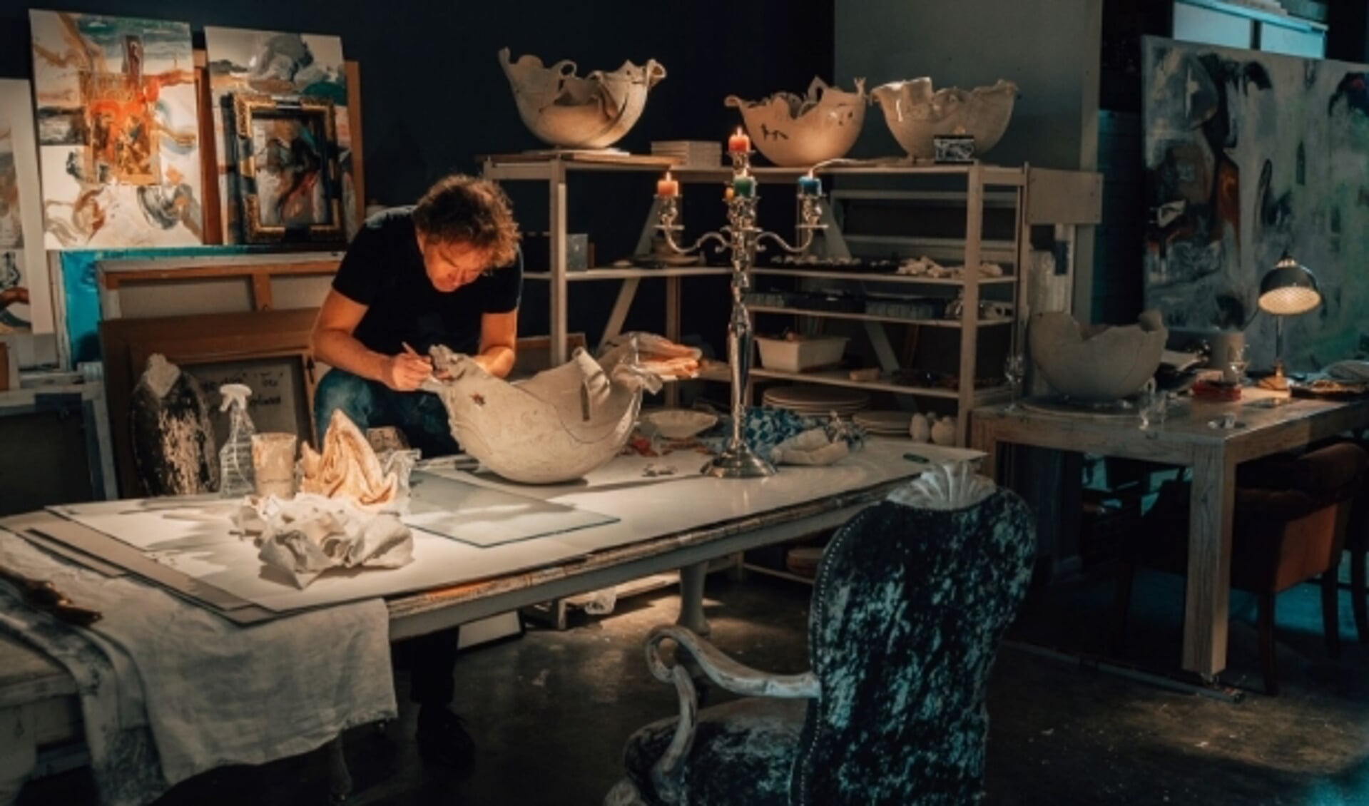 Marthijn de Groot aan het werk in zijn atelier, onderdeel van The Living Gallery  waar werelden samenkomen.