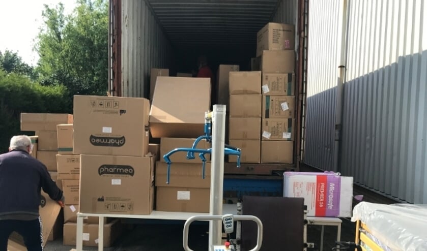 Container wordt geladen met dozen vol medische hulpgoederen  
