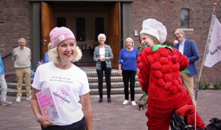 <p>Het ondeugende Tielse Flipje dreigt er vandoor te gaan op de stoere fiets van Evelien van der Werf.</p>