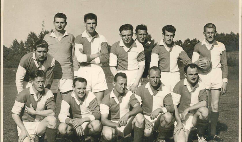 • Het eerste team van Drechtstreek in 1961, in de toen gloednieuwe tenues met blauw en wit.