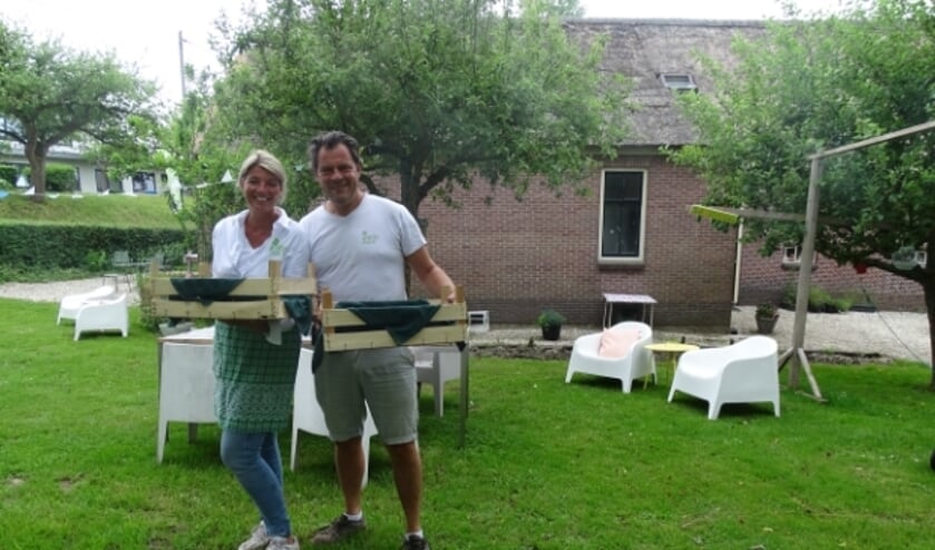 <p>Henriëtte en Armin Mulder met hun ontbijtkistjes</p>