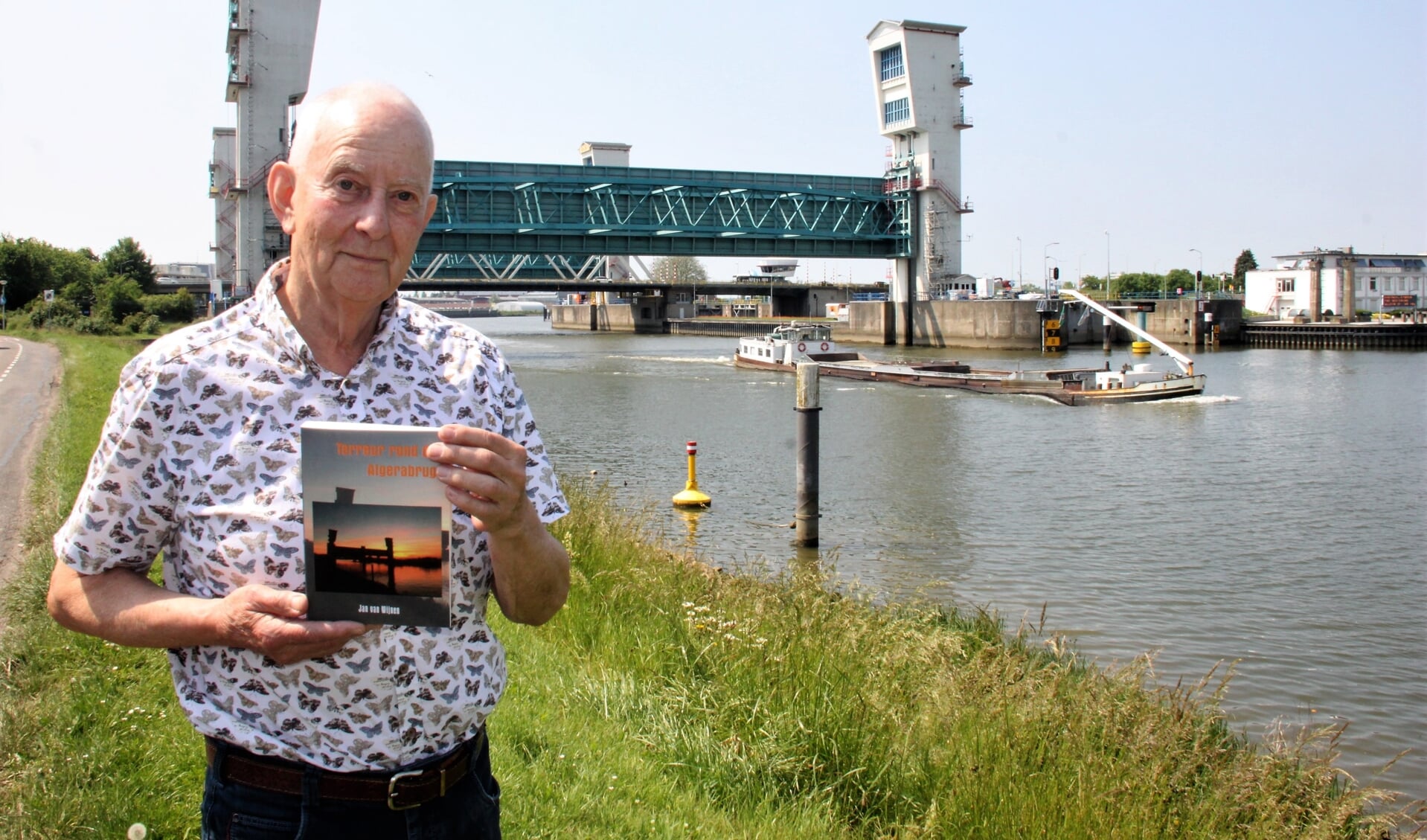 • Schrijver Jan van Wijnen met op de achtergrond de Stormvloedkering. 