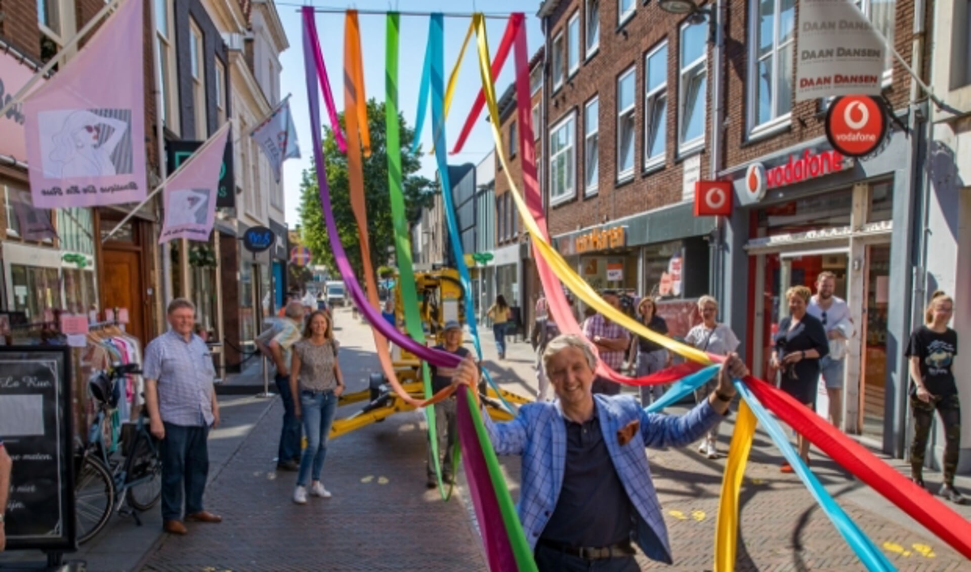 Burgemeester Hans Beenakker bij het aanbrengen van linten in de binnenstad, georganiseerd door Hart van Tiel. 