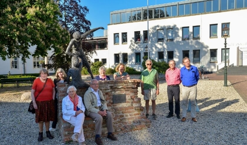 <p>Vredesplatform Montfoort/Linschoten met rechts Dion van den Berg, teamleider Europa van het landelijke bureau PAX/IKV die een aantal leden in het zonnetje kwam zetten. Foto: Paul van den Dungen</p>
