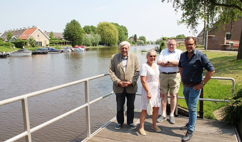 • De Gondelvaartorganisatie, met v.l.n.r. Arie den Boer, Wanda Boeije, Jan van Steenis en Ap Kremer.