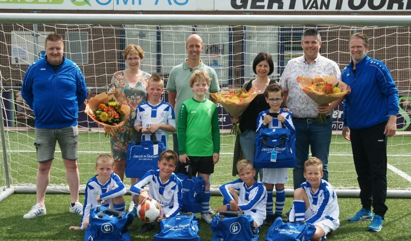 FC Lienden JO-9 met de sponsoren Hoveniersbedrijf Van Dijk, Zelfstandig Jemako adviseur Bianca van den Brink & Autobedrijf Jacco de Gooijer