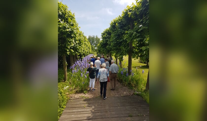 • Wandeling door de fraaie tuin.