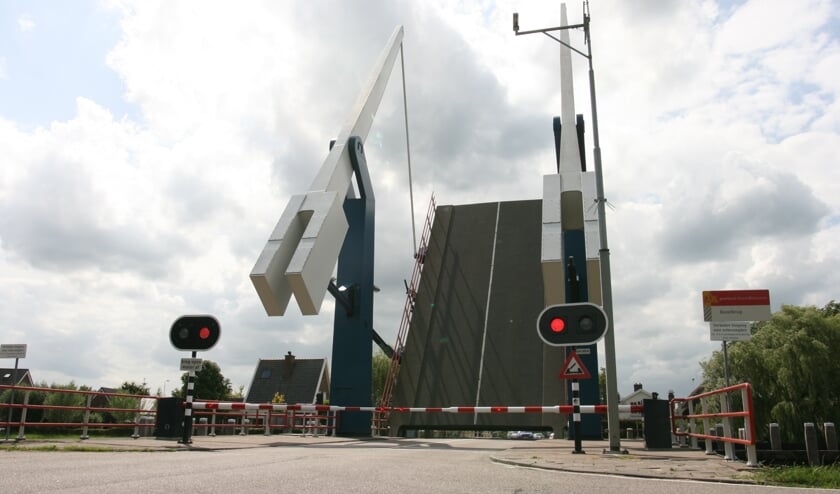 • De Bazelbrug tussen Hoogblokland en Meerkerk.