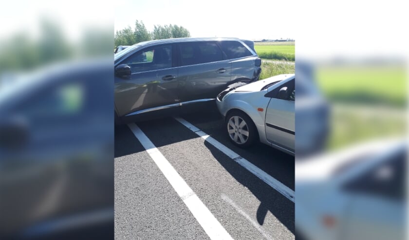 • Er was zaterdagmiddag een botsing tussen twee auto's op de Boezemweg in Lekkerkerk.