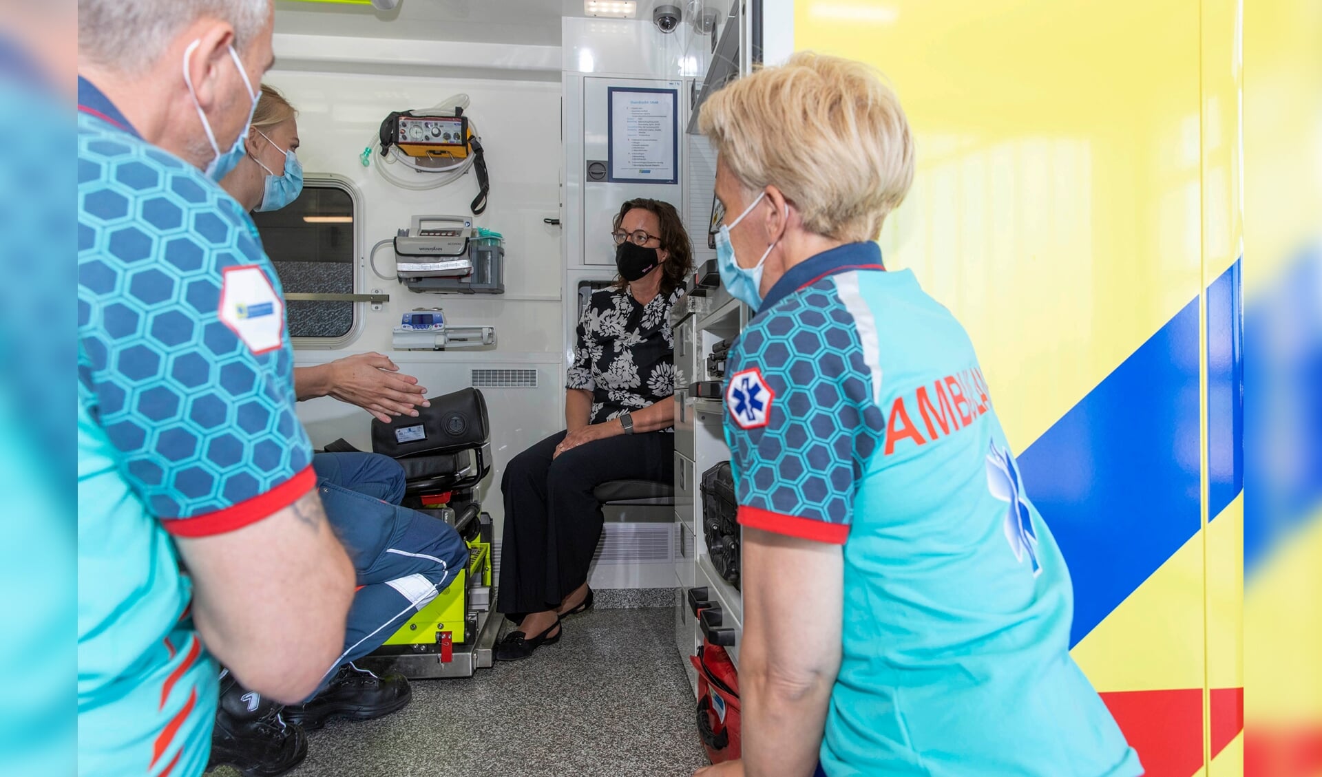 Minister Van Ark krijgt in een ambulance in Papendrecht uitleg over hoe de ambulancezorg verloopt.