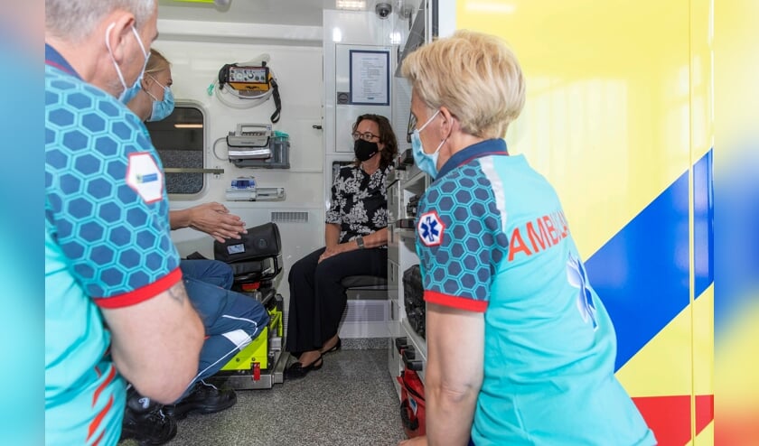 Minister Van Ark krijgt in een ambulance in Papendrecht uitleg over hoe de ambulancezorg verloopt.