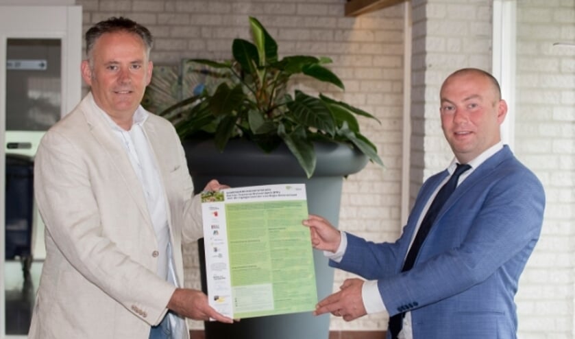 <p><em>Vincent van Neerbos (rechts), lid Algemeen Bestuur en portefeuillehouder Recreatie en Toerisme, ondertekende maandag 21 juni namens de acht Regiogemeenten de samenwerkingsafspraken samen met Richard de Bruin (links), directeur Stichting Bureau Toerisme. (Foto: fotoburo Raphaël Drent).</em></p>