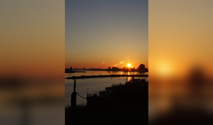 <p>• Zonsopkomst boven de Lek bij Ameide</p>