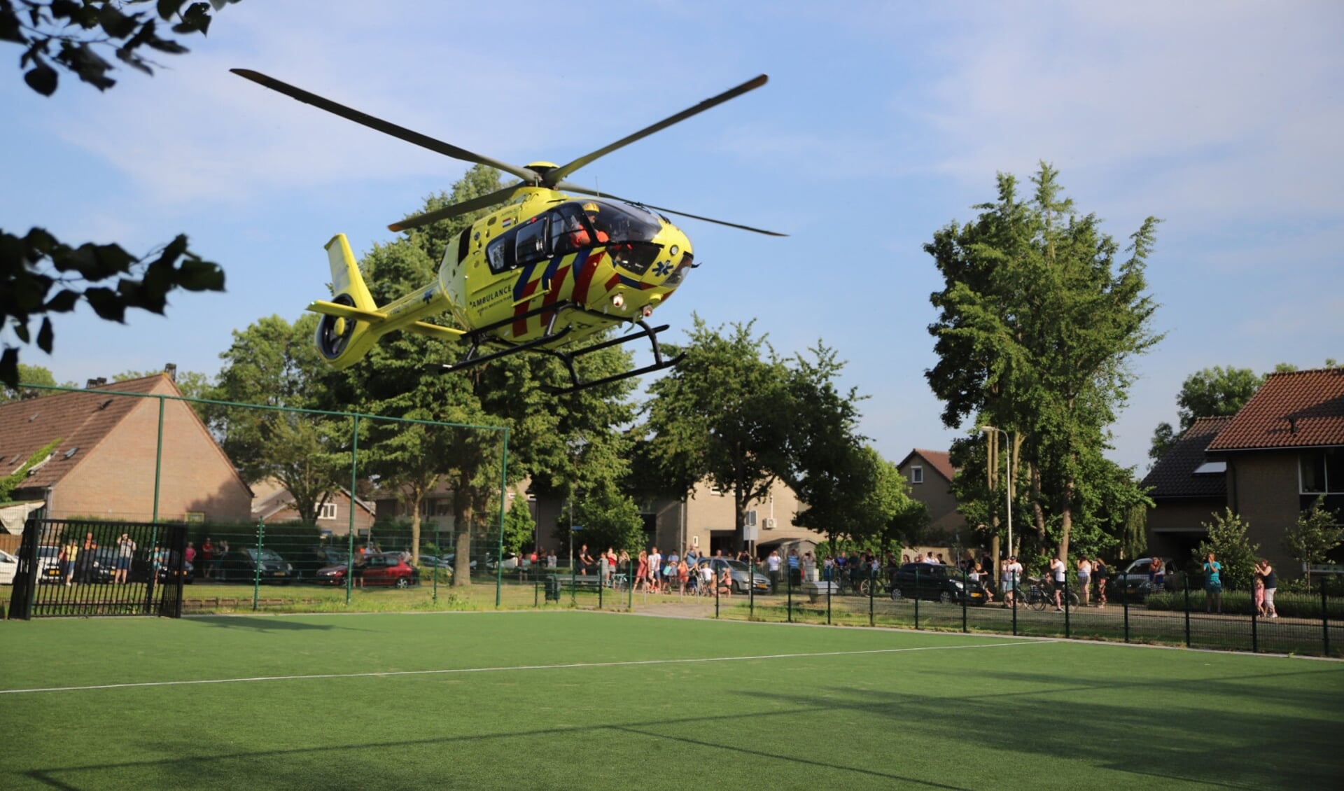 • Een traumahelikopter landde op een sportveld in de buurt van waar het steekincident heeft plaatsgevonden. 