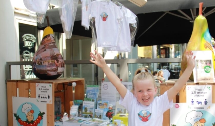 <p>Kleindochter Lizzy poseert vrolijk net als flipje, ze is blij met haar leuke t-shirtje en is benieuwd waar de Flipje-shirtjes heen gaan deze zomer!</p>