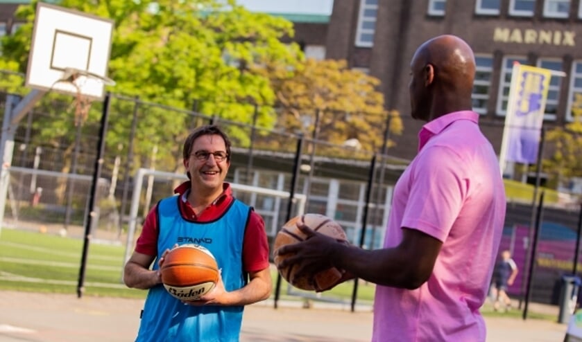 <p>Voormalig NBA speler Francisco Elson brengt Diederik Gommers de fijne kneepjes bij van de basketbalsport</p>