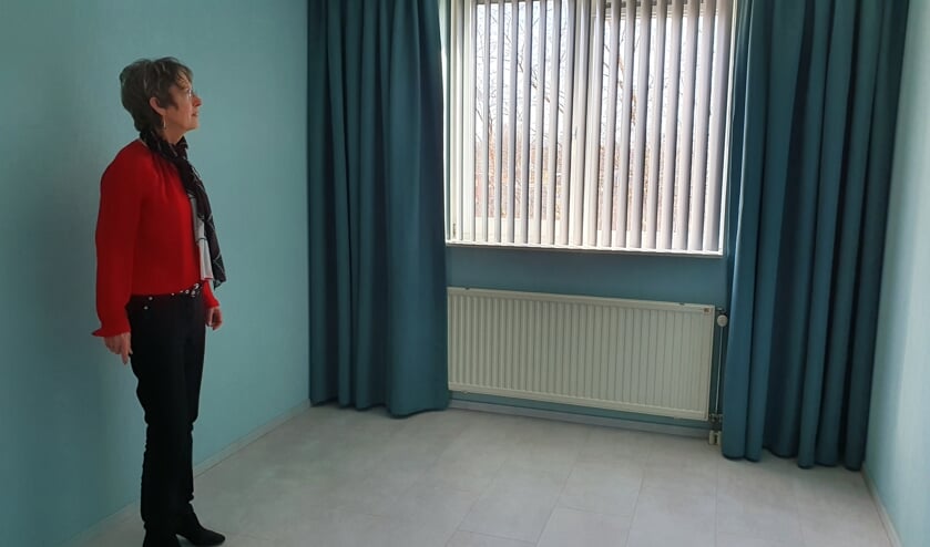 • Rikie Krekels in één van de opgeknapte kamers in haar woning.