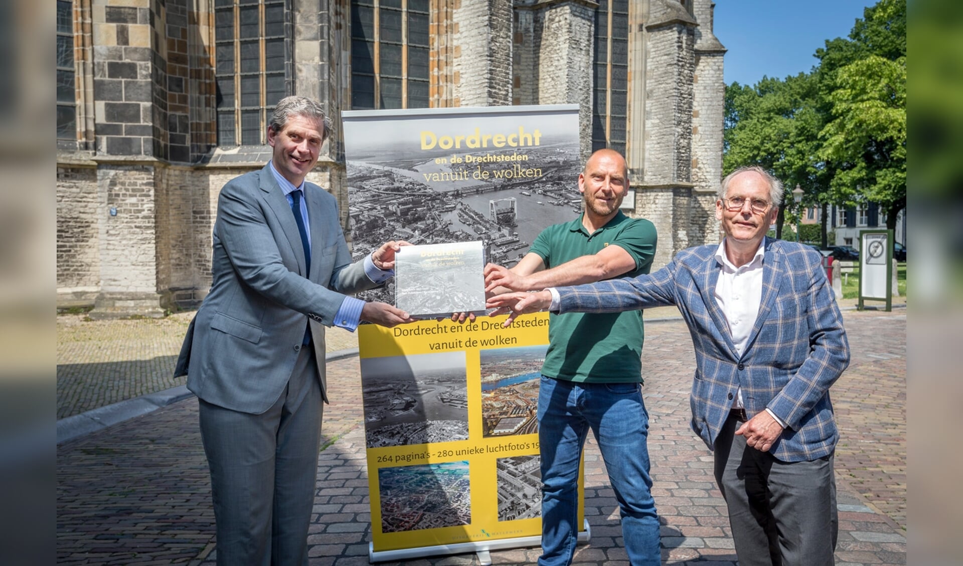 • De overhandiging het eerste exemplaar aan burgemeester Wouter Kolff (links) door auteur Niels Dekker (midden ) en uitgever Peter Egge (rechts).