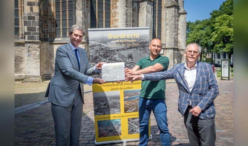 • De overhandiging het eerste exemplaar aan burgemeester Wouter Kolff (links) door auteur Niels Dekker (midden ) en uitgever Peter Egge (rechts).