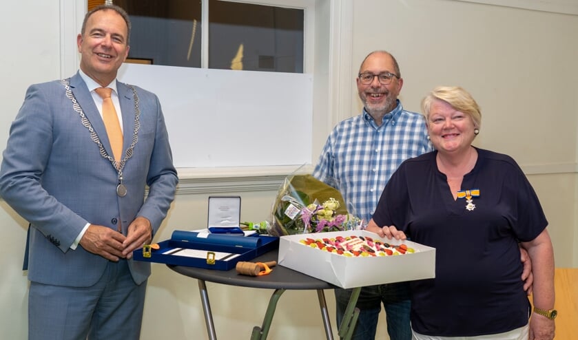 • Janny Meijer met haar man en burgemeester Paans.