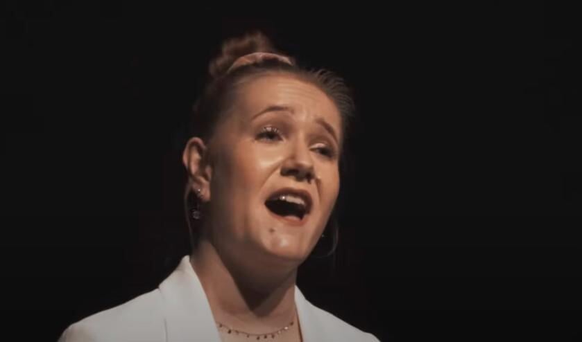 <p>Still uit de videoclip op YouTube.</p>