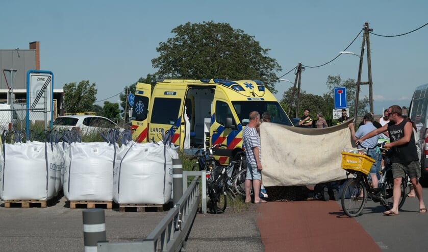 • Hulpverleners helpen het slachtoffer achter een opgetrokken scherm.
