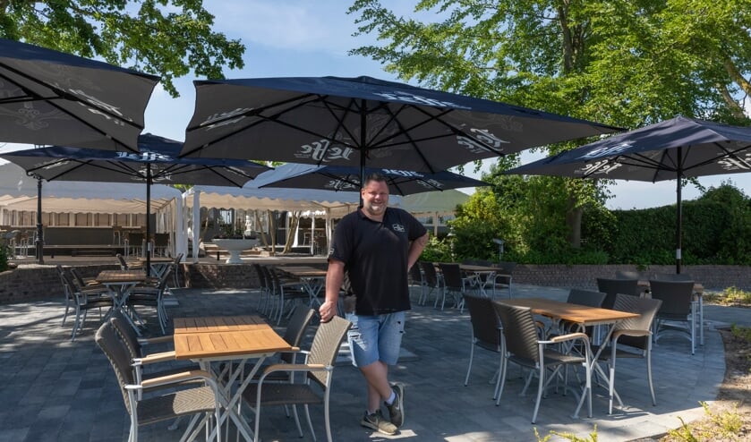 <p>Dave van der Westen op het terras van Brasserie De Laegt in Almkerk.</p>