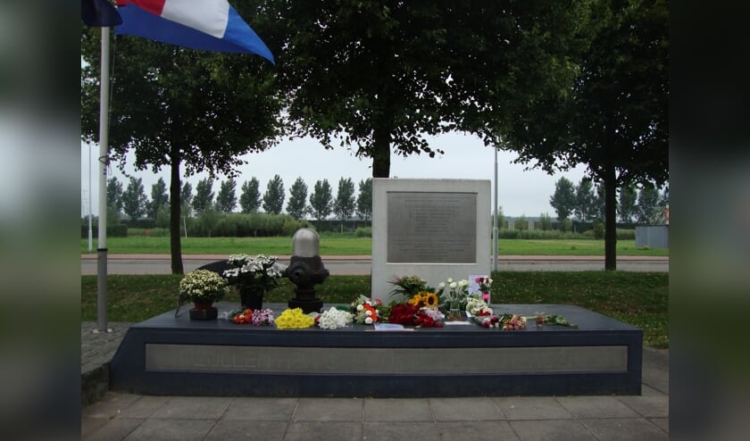 • Het Lancaster monument in de Oostpolder.