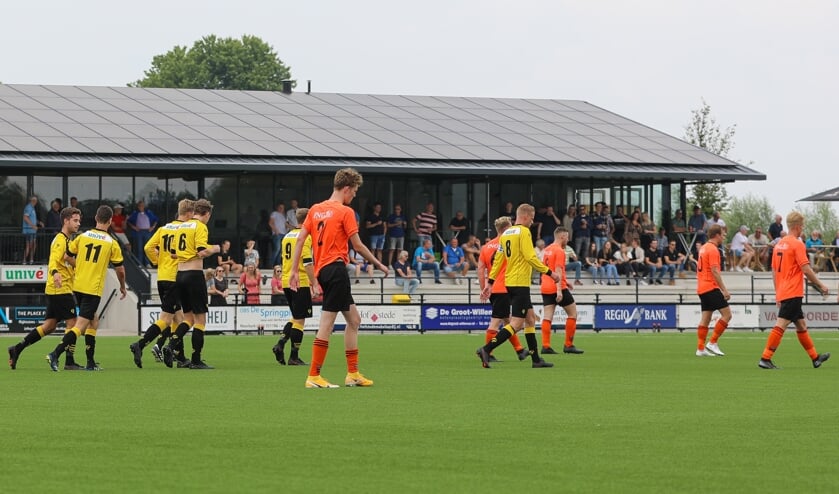 • Het mocht vandaag weer: voetballen tegen een andere club mét publiek op de tribune.