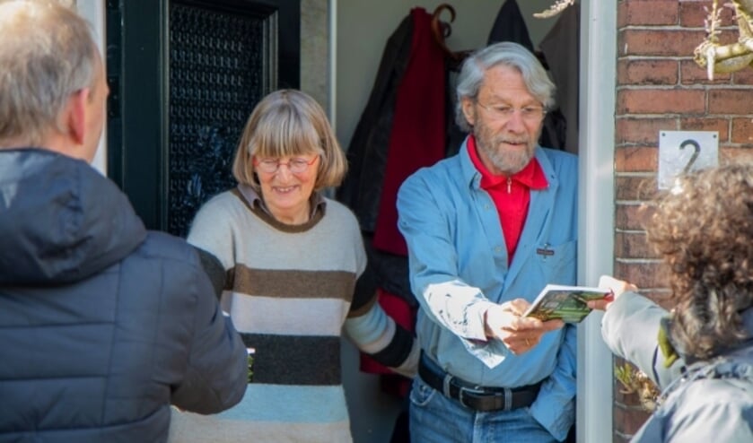 <p>Auteur Hanneke van Dijk en samensteller van de fruitcollectie George Otter ontvingen van KlimaatNeutraal IJsselstein het eerste exemplaar van het vernieuwde boekje. Foto: Harm van Barneveld</p>