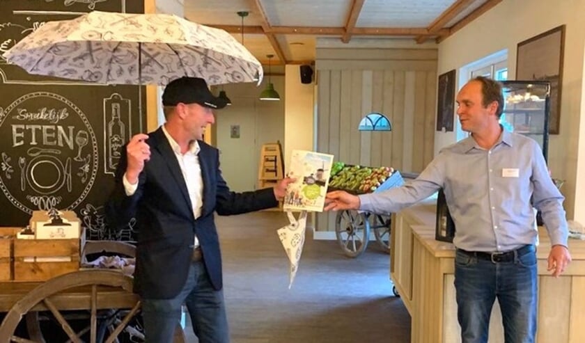 <p>• Jelmer den Hartog (rechts) van de werkgroep R&T overhandigt de magazine aan wethouder Arco Bikker.</p>