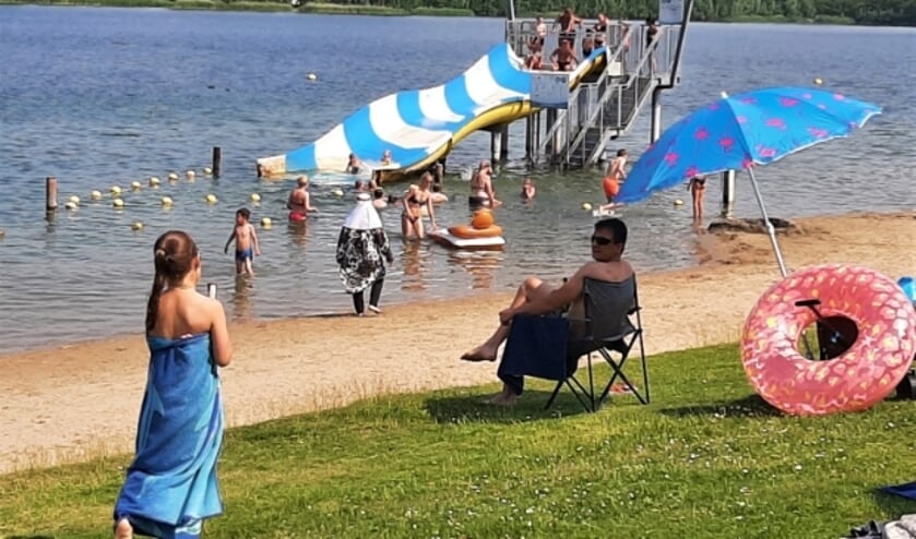 <p>Badgasten genieten volop van de familieglijbaan van Beldert Beach in Zoelen, juni 2021.</p>