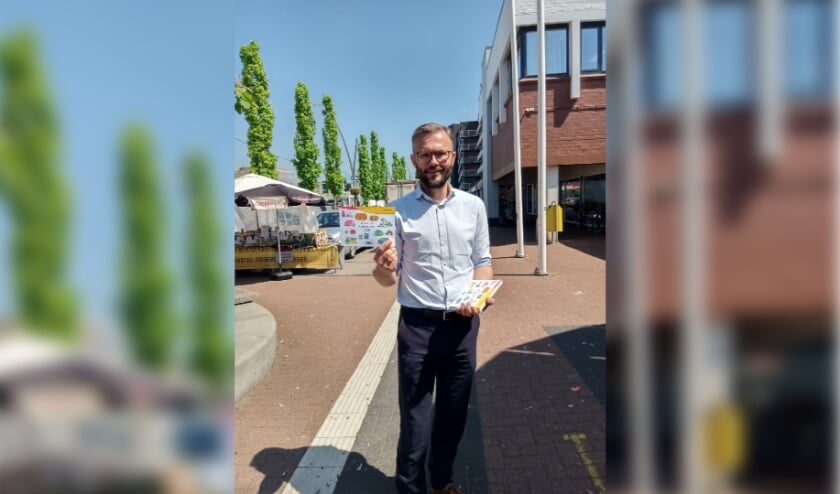 • Wethouder Kraijo deelt uitnodigingen uit om mee te doen aan de enquête.