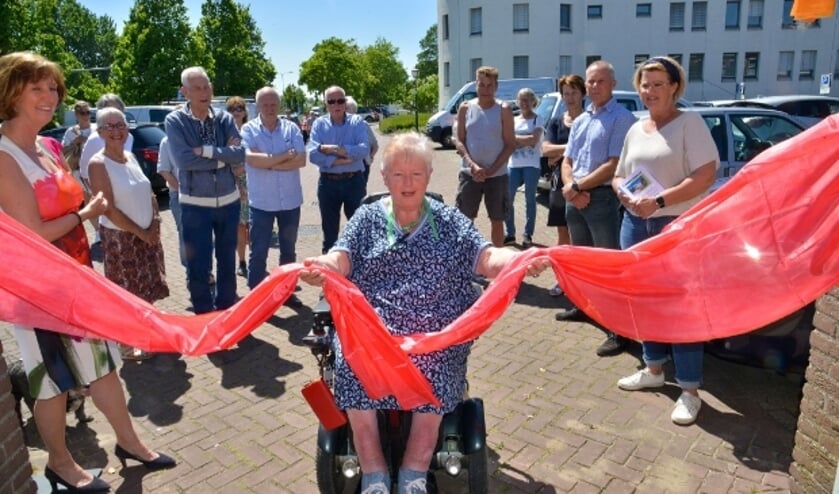 <p>Wethouder Yolan Koster opent 't Bakkershuis samen met Marie-José Hermans (l) en Marjon de Jong (r). Foto: Paul van den Dungen</p>