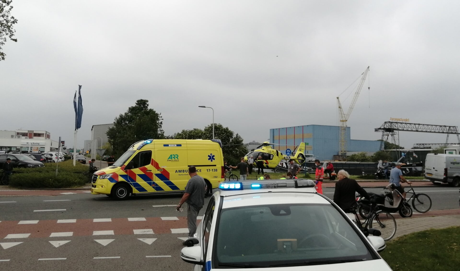 • Op de Van der Giessenweg raakte een fietser zaterdagmiddag ernstig gewond na een aanrijding met een bestelbusje. 