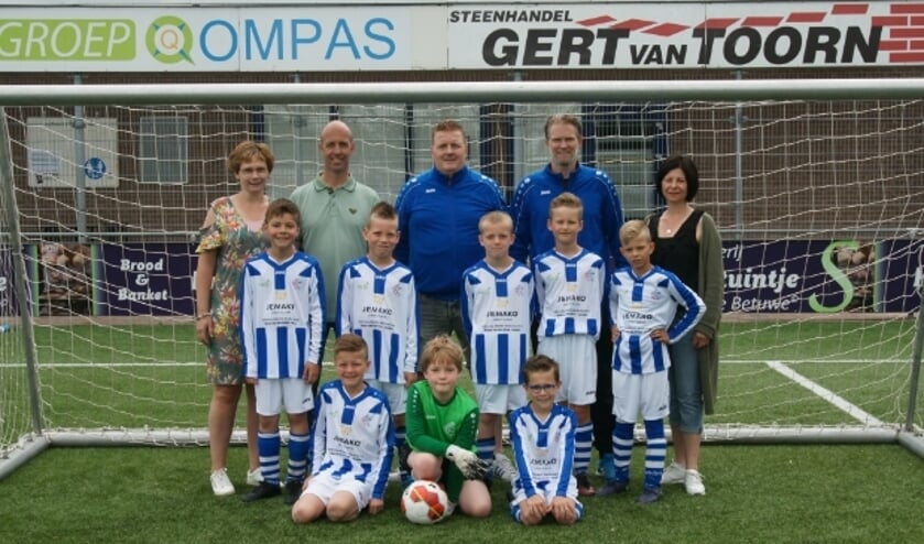 FC Lienden JO-9 met de sponsoren Hoveniersbedrijf Van Dijk, Zelfstandig Jemako adviseur Bianca van den Brink   