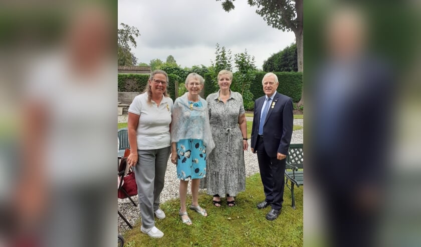 <p>• Vier van de negen jubilarissen: Jaqueline Klompmaker, Sandra de Kruijf, Paola Oosterlaken en Koos van der Pauw. </p>