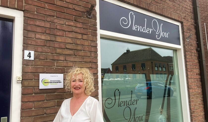 <p>• Elme Verduijn bij het BGN-bordje aan de gevel van haar salon.</p>