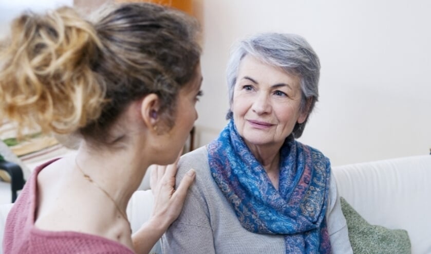 <p>Mensen ouder dan 50 en wie een ongeneeslijke ziekte heeft (geen leeftijdsgrens) en hun naasten, kunnen kosteloos vijf gesprekken hebben.</p>