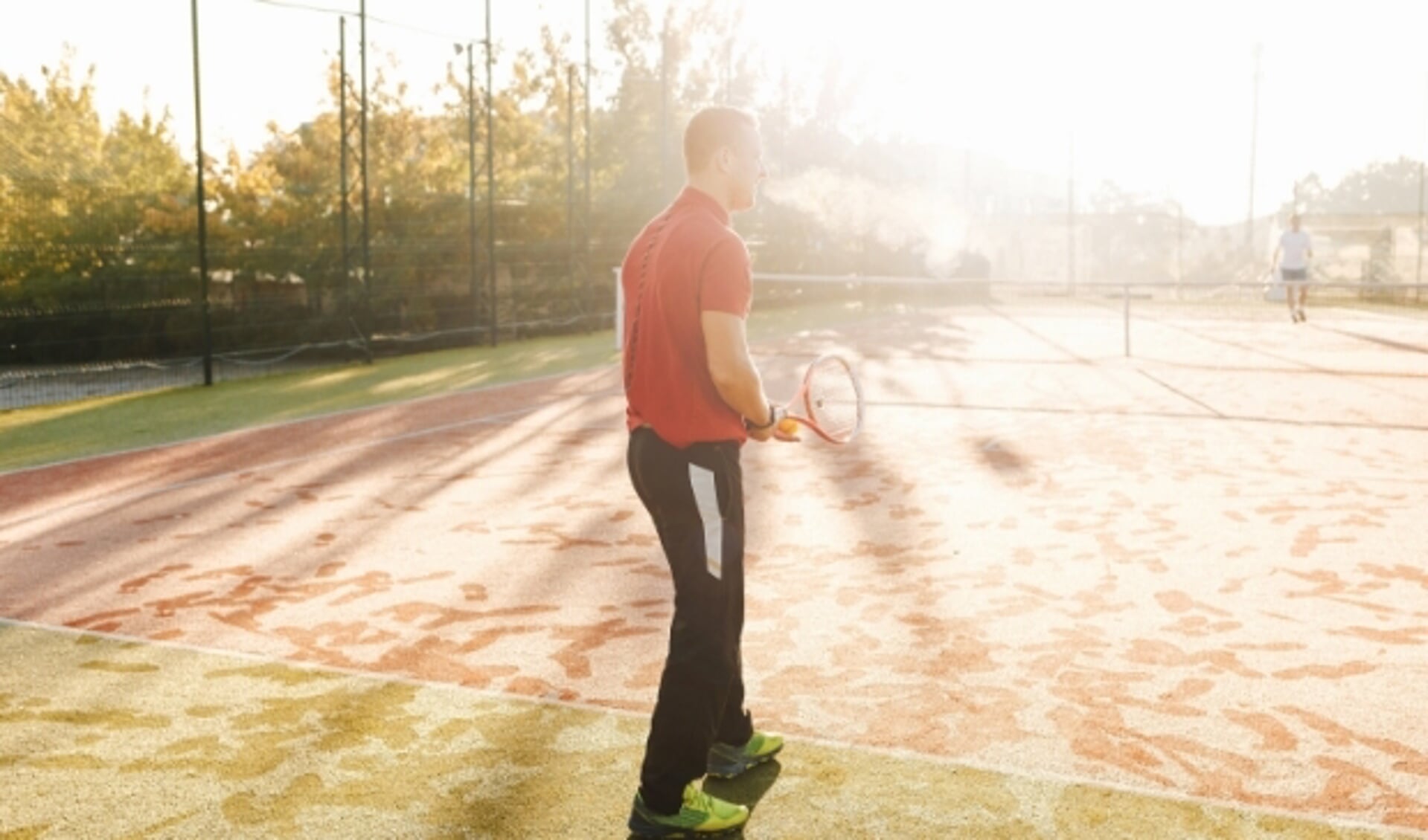 Tennis spelen in een stralende zon