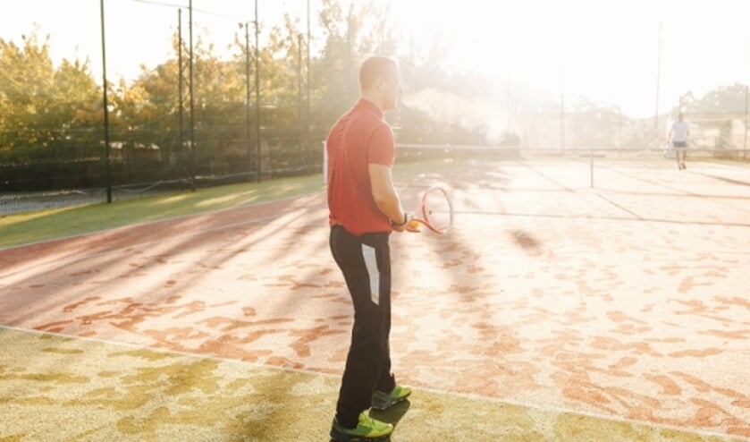 Tennis spelen in een stralende zon  