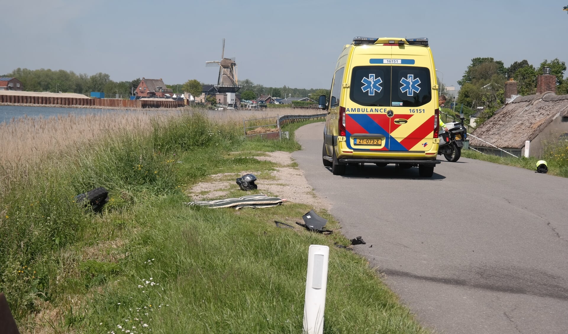 • De motor belandde in het gras naast het wegdek van de IJsseldijk. 