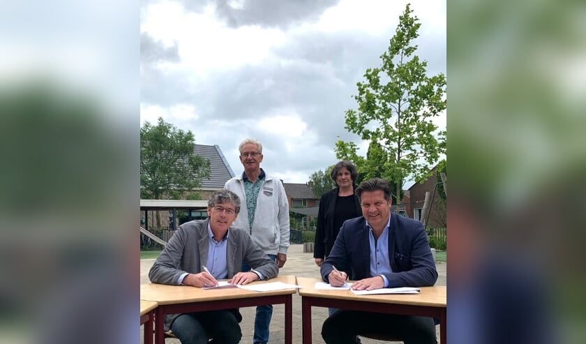 • Wethouder Bram Visser en Jaco Offermans van De Zaaier ondertekenen de overeenkomst.