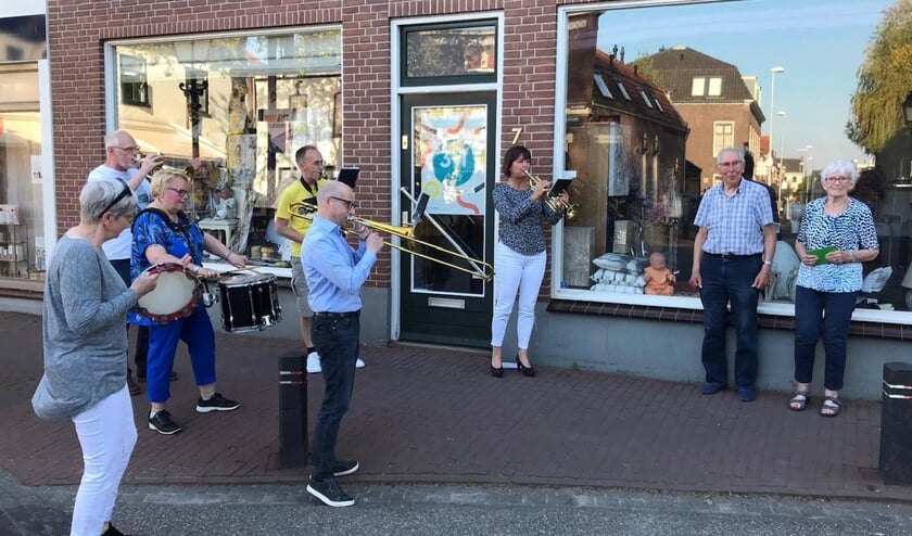 Serenade Euphonia Meerkerk bij 90-jarig erelid Adrie Bikker