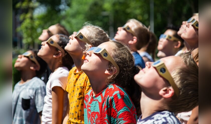 kinderen van De Rank bekijken de zonsverduistering