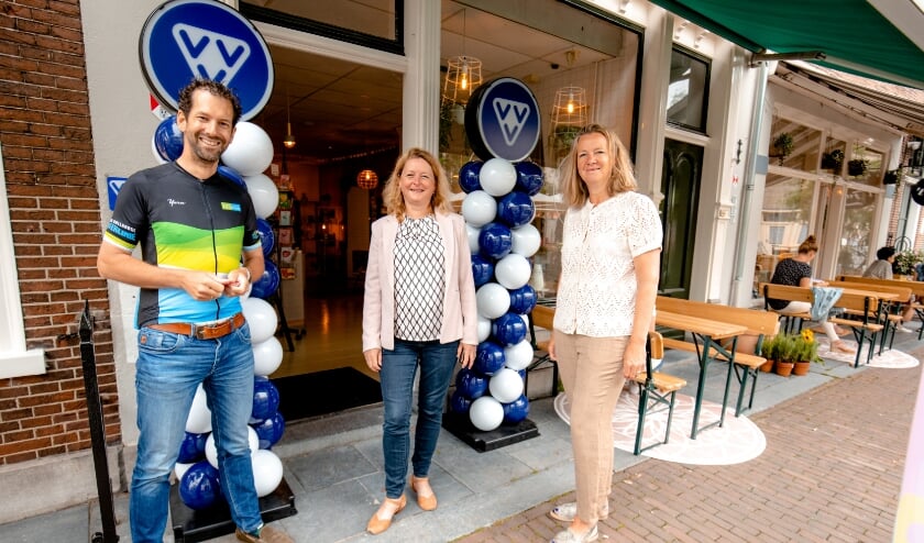 <p>In Vianen bezocht gedeputeerde Arne Schaddelee met wethouder Christa Hendriksen en Martine van Amerongen Citymarketeer Vrijstad Vianen de nieuwe VVV.</p>