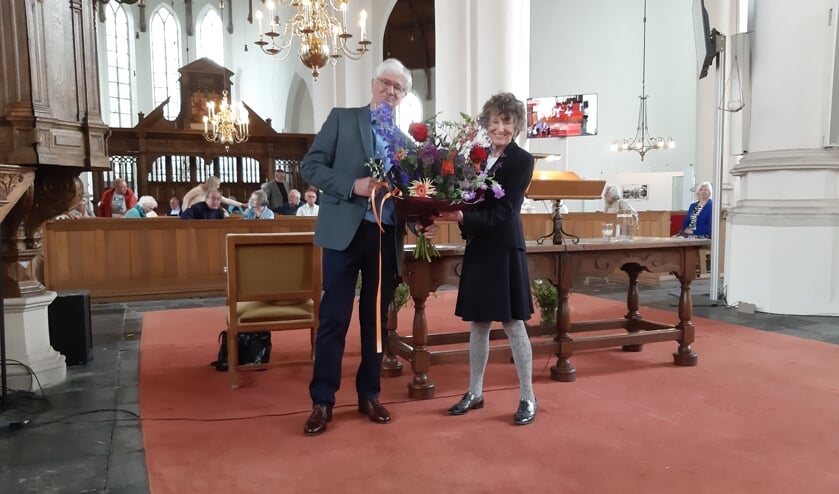 <p>• Hedy d'Ancona krijgt na afloop bloemen van Ralf Krämer, voorzitter van de historische vereniging Land van Brederode.</p>