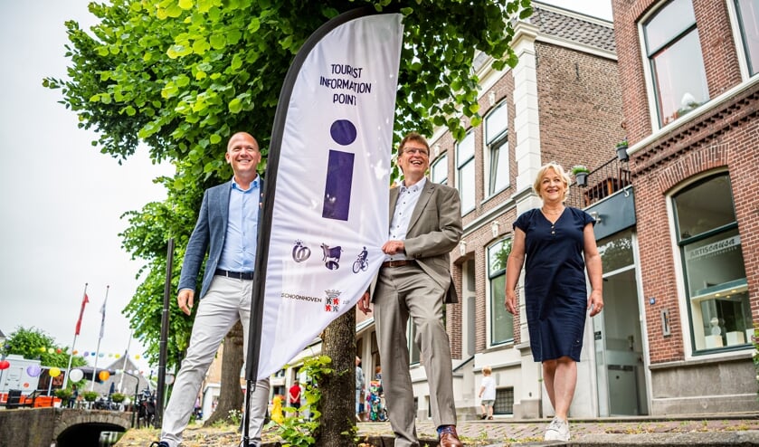 Zaterdagochtend werd 'De Oude Apotheek' in Schoonhoven door wethouder Jan Vente (midden) officieel in gebruik genomen als Tourist Information Point. Daarnaast werden de arrangementen voor toeristen gepresenteerd. Links van wethouder Vente Stefan van Beeten van citymarketing Schoonhoven Partners en rechts Lia Steeman van Beleef! Schoonhoven.